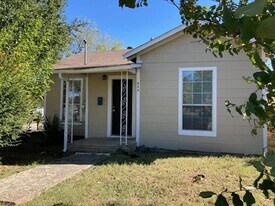 526 Denton St in Denton, TX - Building Photo