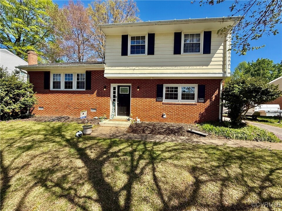 8022 Langley Dr in Glen Allen, VA - Foto de edificio