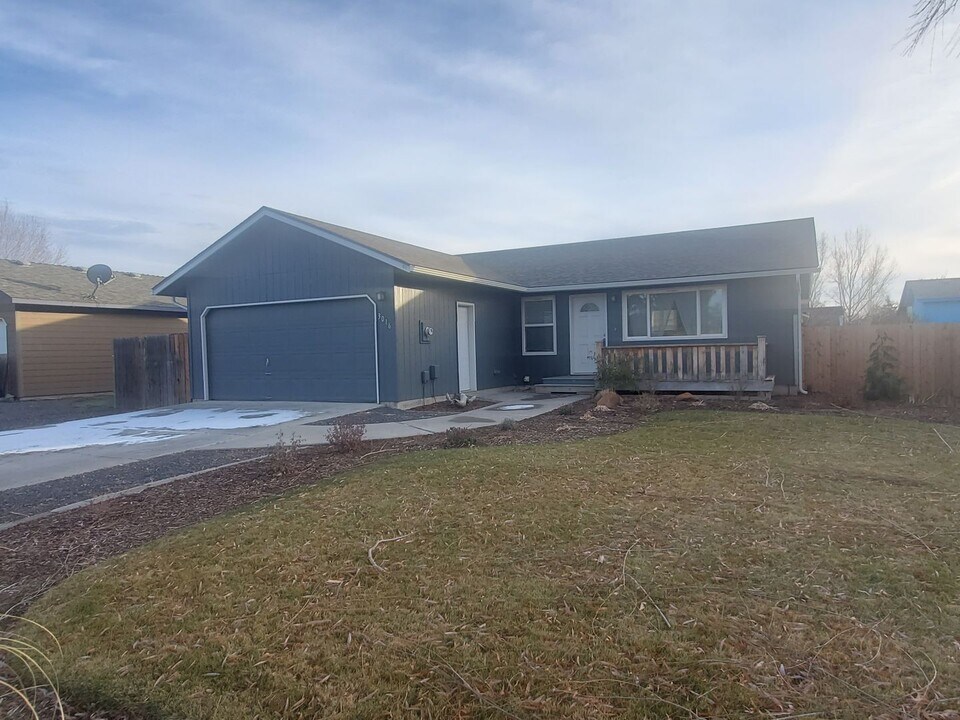 3016 SW Pumice Pl in Redmond, OR - Building Photo