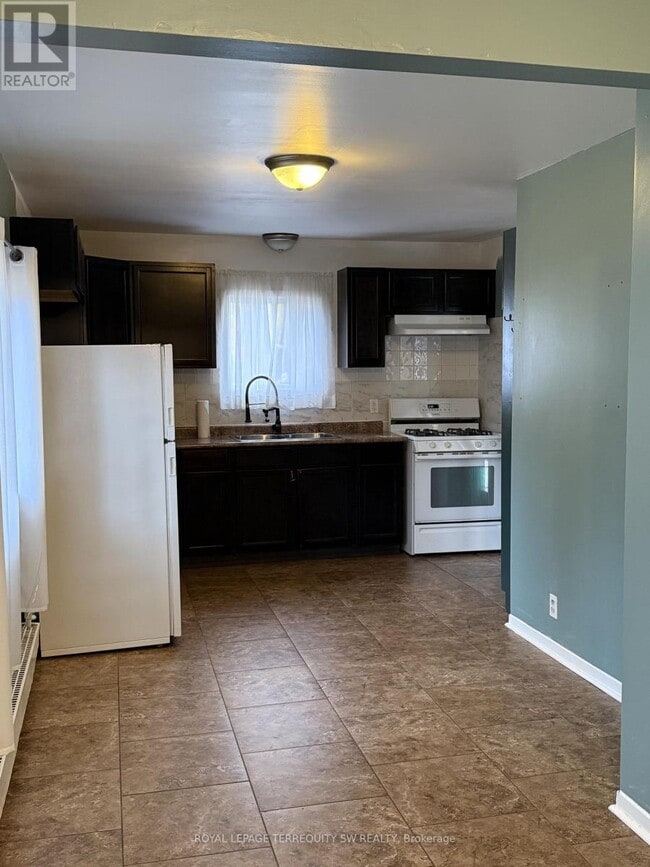 61 Cedar Dr in Toronto, ON - Building Photo - Building Photo