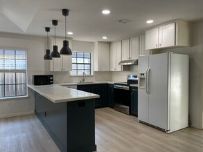 2201 Pin Oak Rd in Edinburg, TX - Building Photo - Building Photo