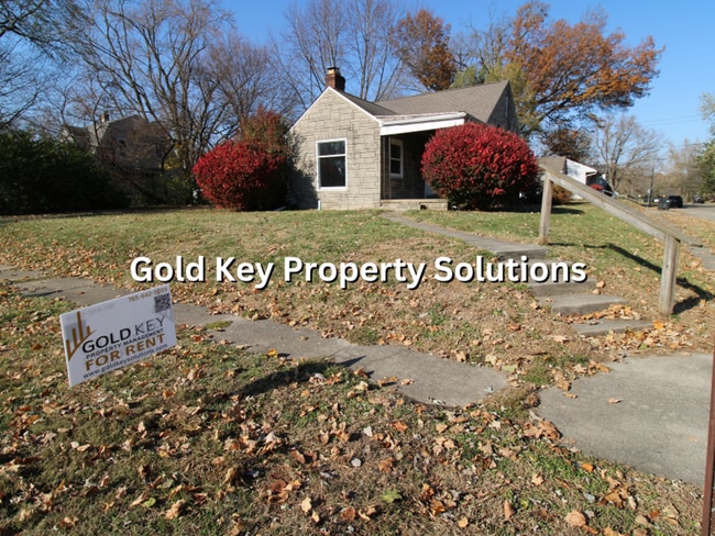 property at 902 W 2nd St