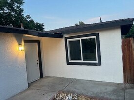 27020 S San Jacinto St in Hemet, CA - Building Photo