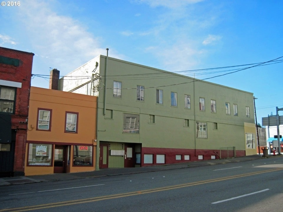 2011 Sherman Ave in North Bend, OR - Building Photo