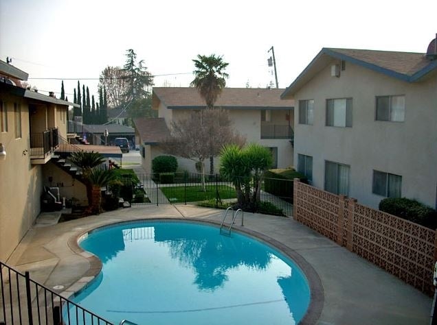 Highland View Apartments in Bakersfield, CA - Building Photo - Building Photo