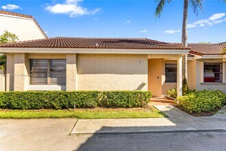 6225 NW 171st St in Hialeah, FL - Foto de edificio - Building Photo