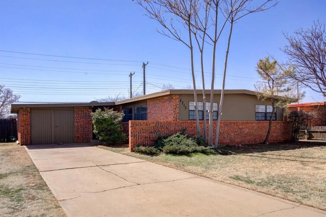 2713 65th St in Lubbock, TX - Foto de edificio