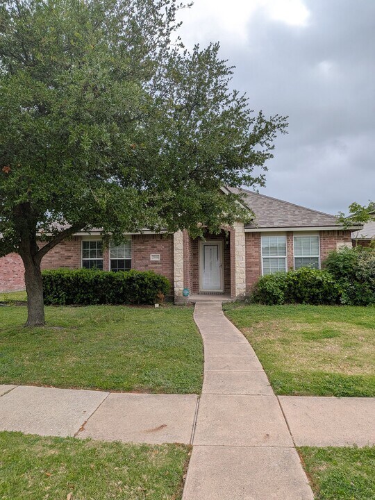 2818 Meadow Bluff Dr in Wylie, TX - Building Photo