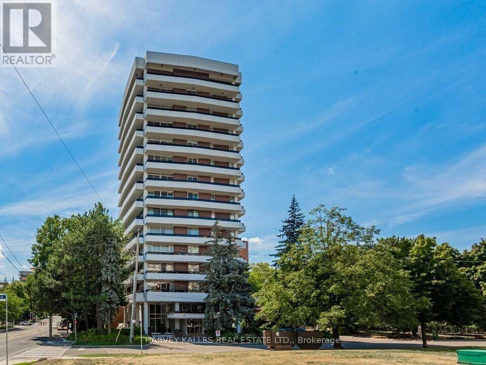 2600 Bathurst St in Toronto, ON - Building Photo