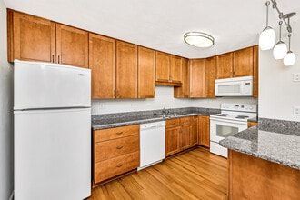 Waterford Apartments in Virginia Beach, VA - Foto de edificio - Building Photo