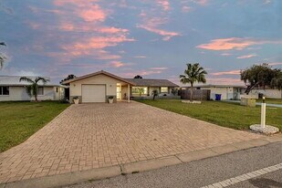 4043 Topsail Trail in New Port Richey, FL - Building Photo
