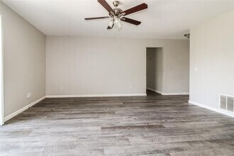 975 Cumberland Mansion in Yukon, OK - Building Photo - Building Photo