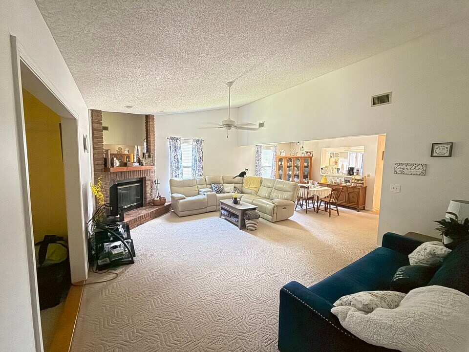 6124 Beechwood Dr in Ridge Manor, FL - Building Photo