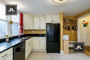 21 Kinross Rd in Boston, MA - Building Photo
