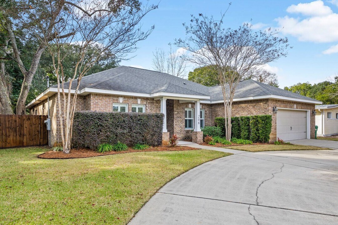206 Forest Dr in Fort Walton Beach, FL - Building Photo