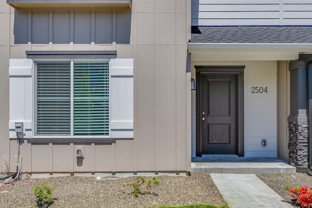 2475 E Goldstone St in Meridian, ID - Building Photo
