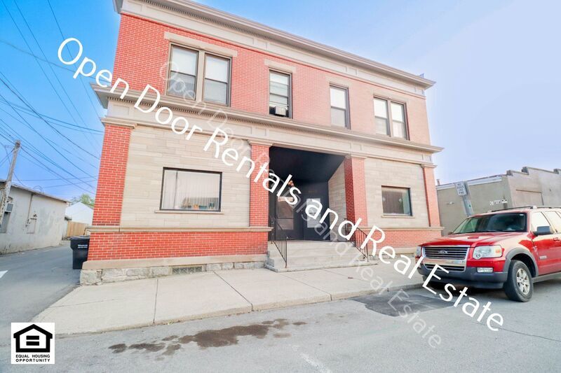 111 E King St in Garrett, IN - Building Photo