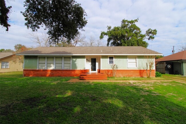 property at 609 Magnolia St