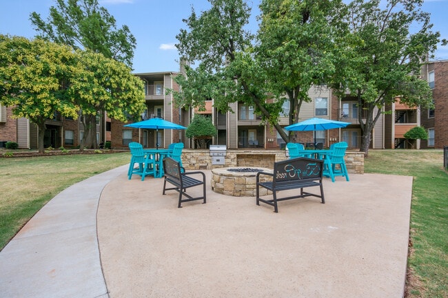 Bluff Creek in Oklahoma City, OK - Foto de edificio - Building Photo