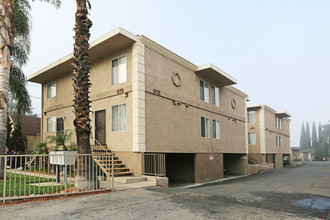 Esplanade Apartments in Orange, CA - Building Photo - Building Photo