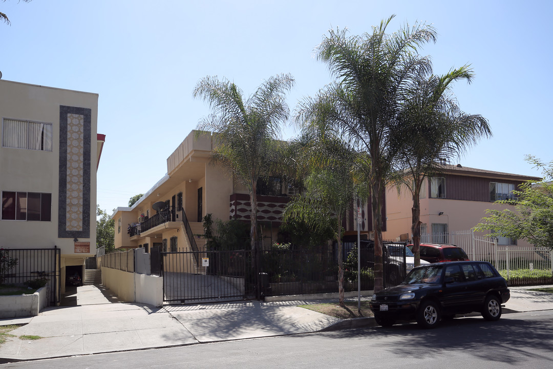 4942 Rosewood Ave in Los Angeles, CA - Building Photo