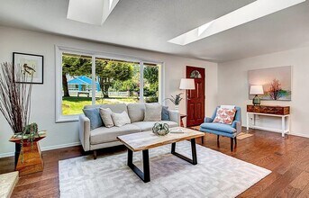 18322 9th Ave NE in Shoreline, WA - Building Photo - Building Photo