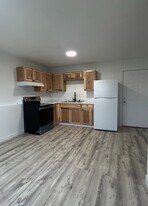 1710 Muldoon Cir in Anchorage, AK - Building Photo