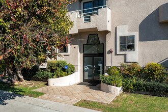 102 N Sweetzer Ave in Los Angeles, CA - Foto de edificio - Building Photo