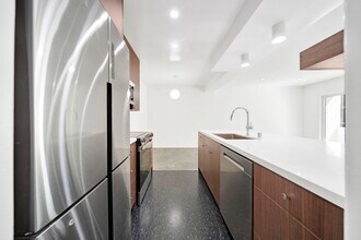 7767 Hollywood Blvd, Unit 105 in Los Angeles, CA - Foto de edificio - Building Photo