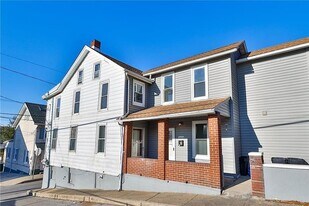1005 Railroad St, Unit 1 in Catasauqua, PA - Building Photo