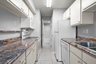2750 Holly Hall St, Unit 418 in Houston, TX - Building Photo - Building Photo