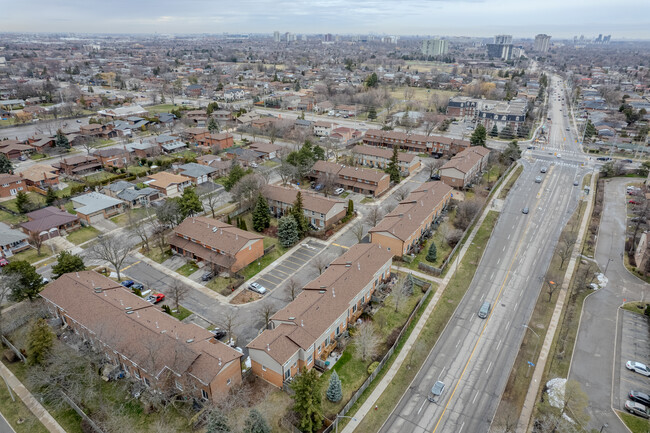 709-725 Vermouth Av in Mississauga, ON - Building Photo - Building Photo