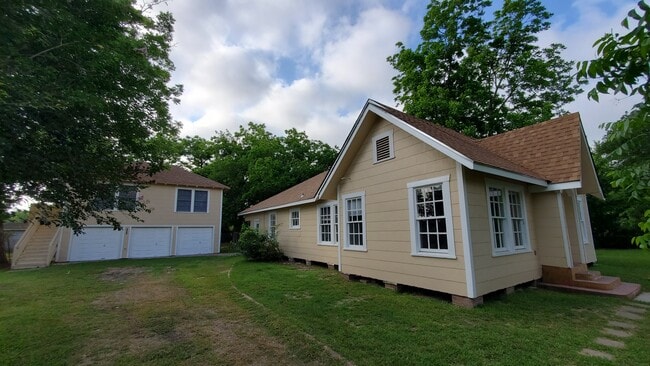 320 S Ashbel St, Unit GARAGE in Baytown, TX - Building Photo - Building Photo