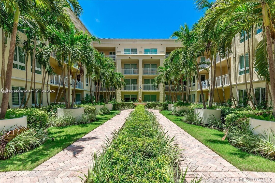 7355 SW 89th St in Miami, FL - Building Photo