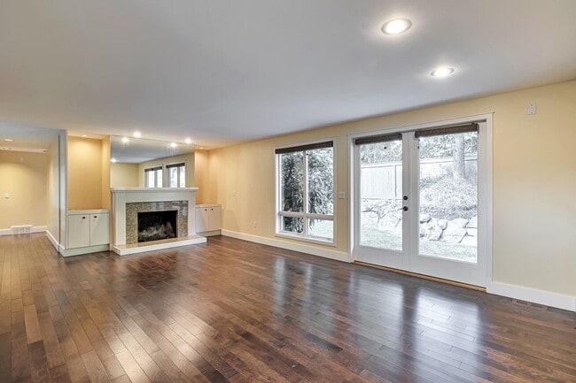 7622 NE 14th St in Medina, WA - Building Photo - Building Photo