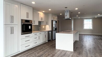 131 Cambridge St, Unit Unit A in Burlington, MA - Building Photo - Building Photo