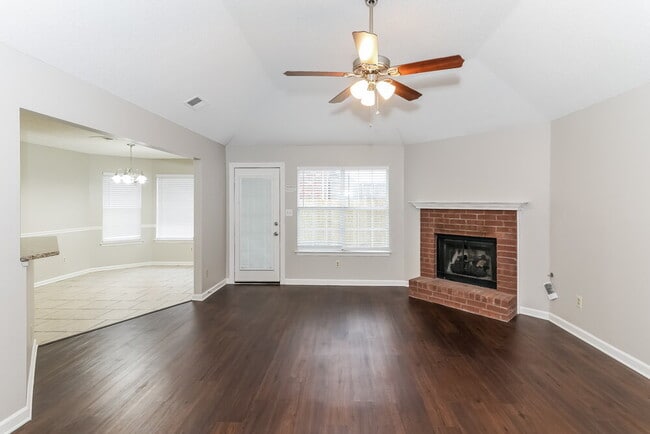 995 Scofield Dr in Cordova, TN - Foto de edificio - Building Photo