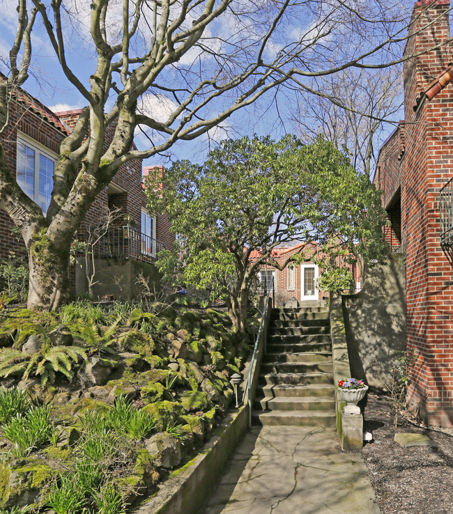 Thurman Courtyard in Portland, OR - Building Photo - Building Photo