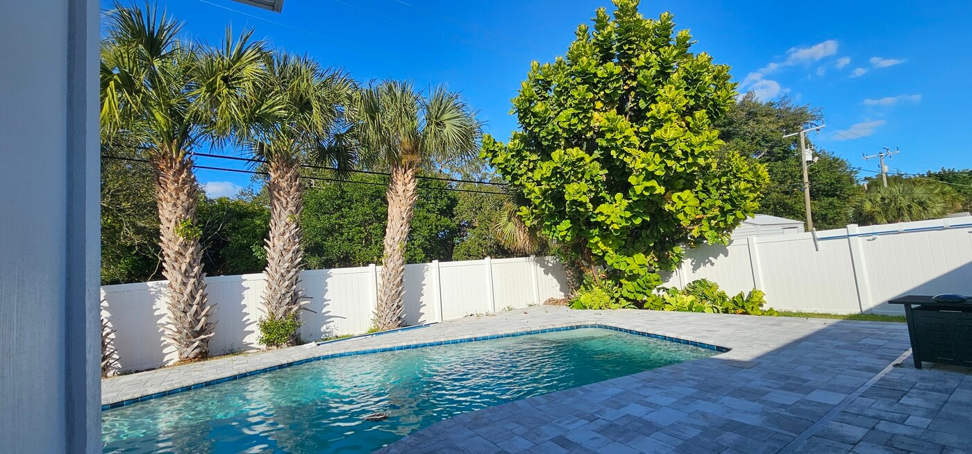 370 Hunt Dr in Merritt Island, FL - Building Photo