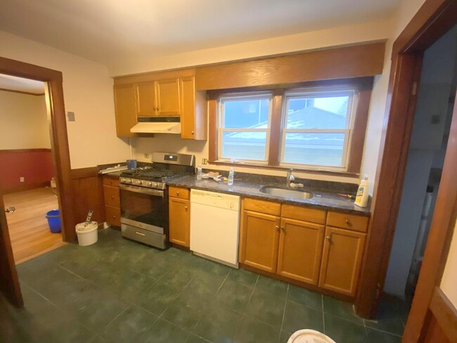30 Holton St in Medford, MA - Building Photo - Building Photo
