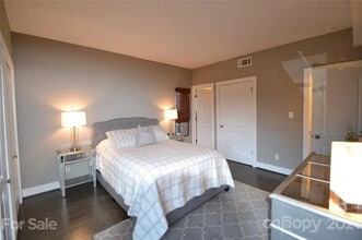 Room in Apartment on N Poplar St in Charlotte, NC - Foto de edificio - Building Photo