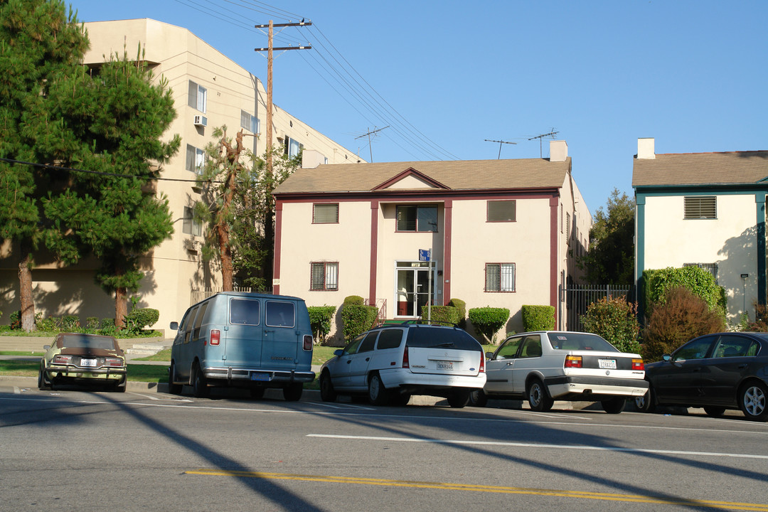 Lafayette Gardens in Los Angeles, CA - Building Photo