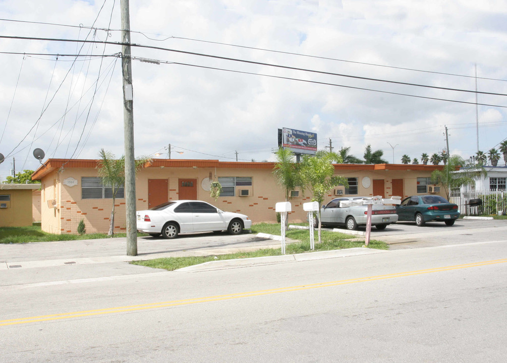 1030-1046 Foster Rd in Hallandale Beach, FL - Building Photo