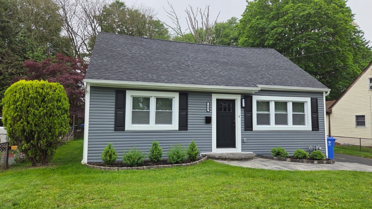 604 Holly Ln in Mount Holly, NJ - Building Photo