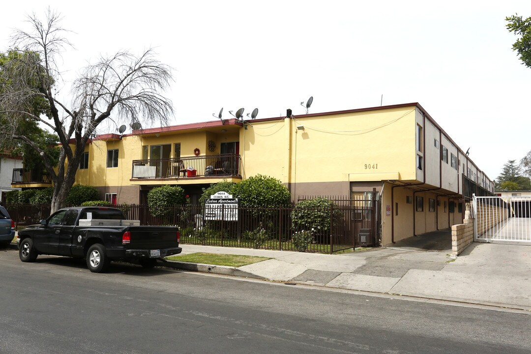 Cedros Gardens in Panorama City, CA - Foto de edificio