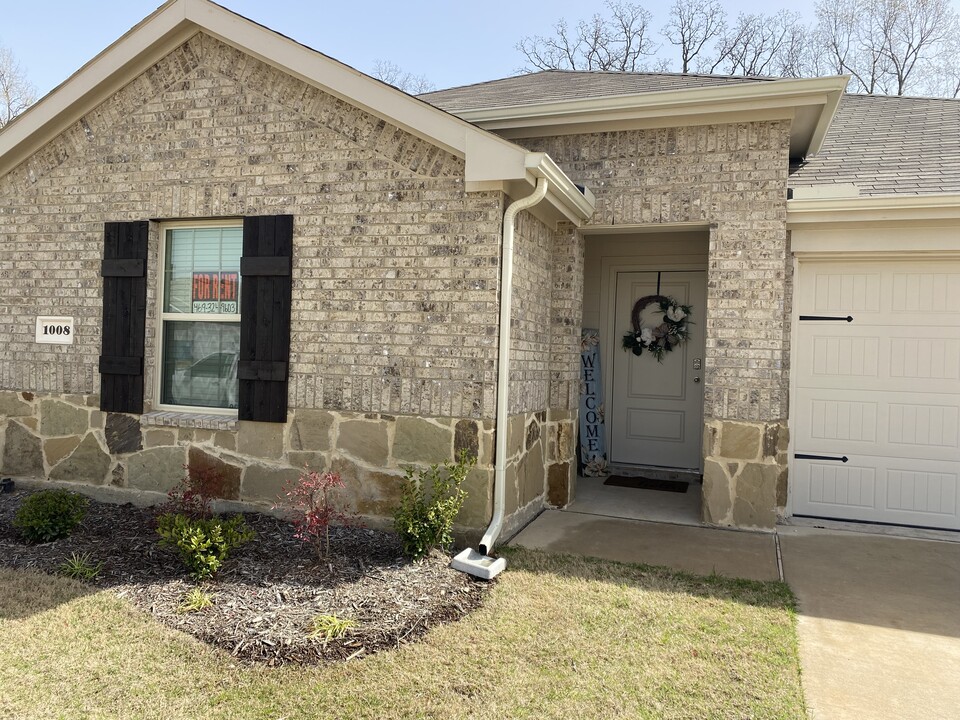 1008 N River Oaks Ln in Chandler, TX - Building Photo