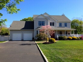 157 Little Plains Rd in Huntington, NY - Building Photo