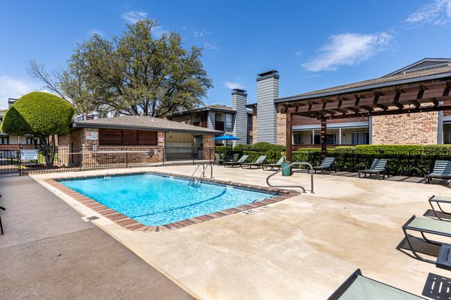 Spring Creek Apartments in Dallas, TX - Foto de edificio - Building Photo