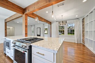 1566 Country Club Dr in Baton Rouge, LA - Building Photo - Building Photo