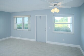 1225 NW 21st St in Stuart, FL - Foto de edificio - Building Photo
